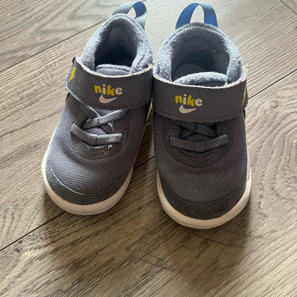Nike tennis shoes